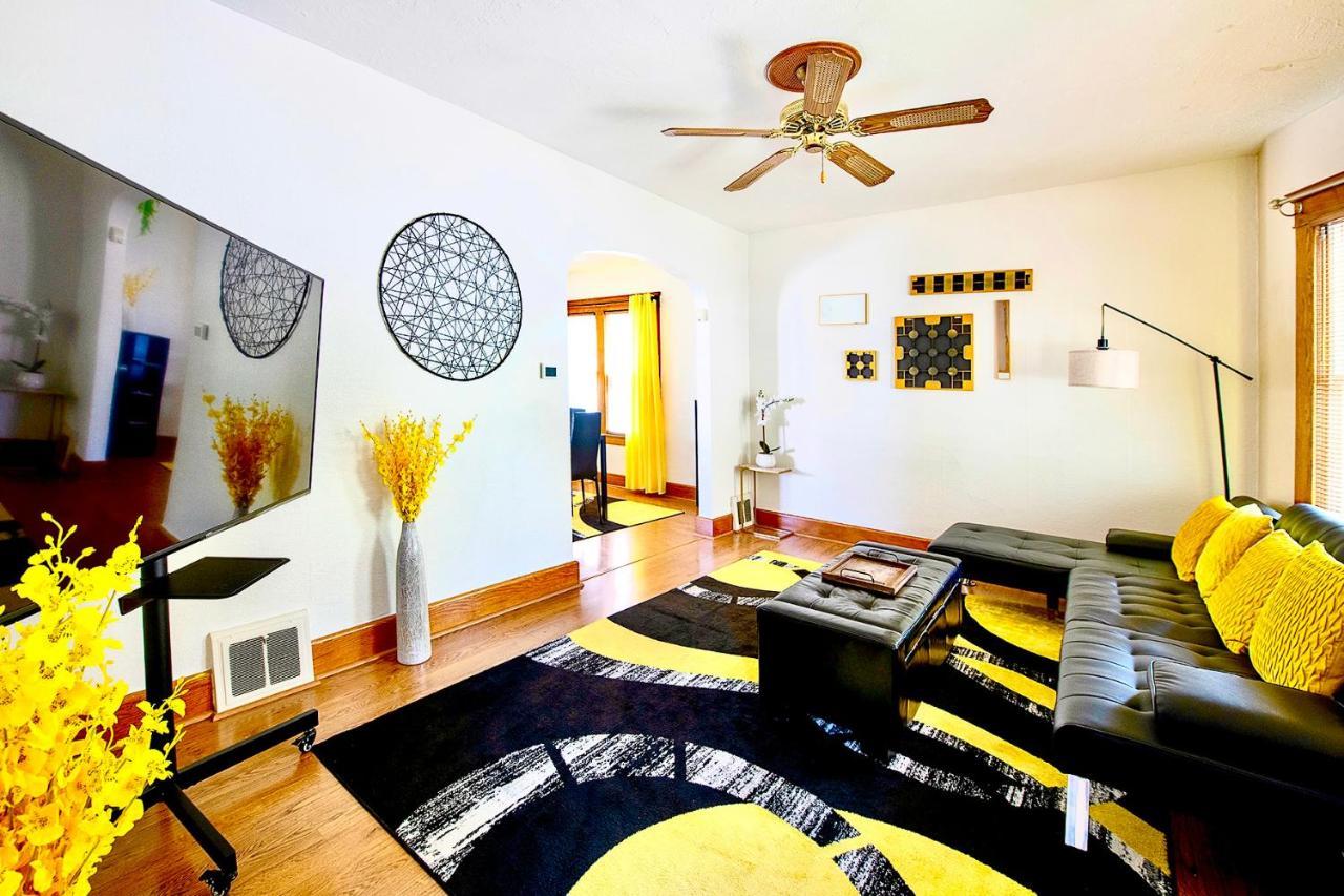 The Amber Retreat - Brooklyn Centre Comfort - Charming Space For Families, Couples & Business Travelers Near Downtown - With 300Mb Wifi, Parking & Self Check-In Cleveland Bagian luar foto