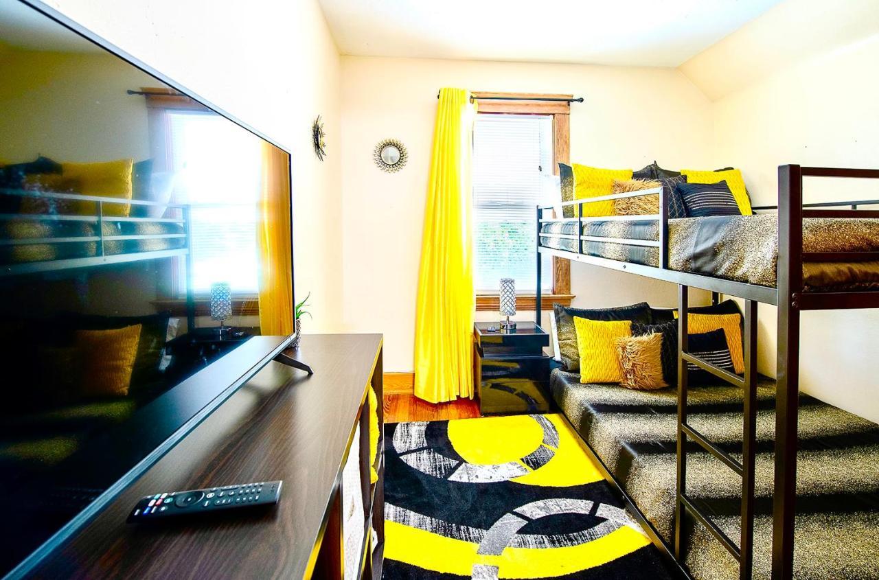 The Amber Retreat - Brooklyn Centre Comfort - Charming Space For Families, Couples & Business Travelers Near Downtown - With 300Mb Wifi, Parking & Self Check-In Cleveland Bagian luar foto