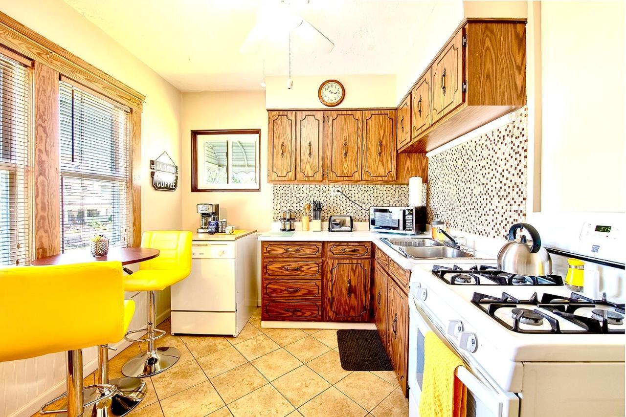 The Amber Retreat - Brooklyn Centre Comfort - Charming Space For Families, Couples & Business Travelers Near Downtown - With 300Mb Wifi, Parking & Self Check-In Cleveland Bagian luar foto