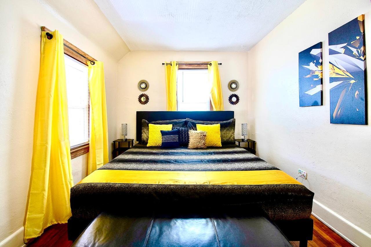 The Amber Retreat - Brooklyn Centre Comfort - Charming Space For Families, Couples & Business Travelers Near Downtown - With 300Mb Wifi, Parking & Self Check-In Cleveland Bagian luar foto