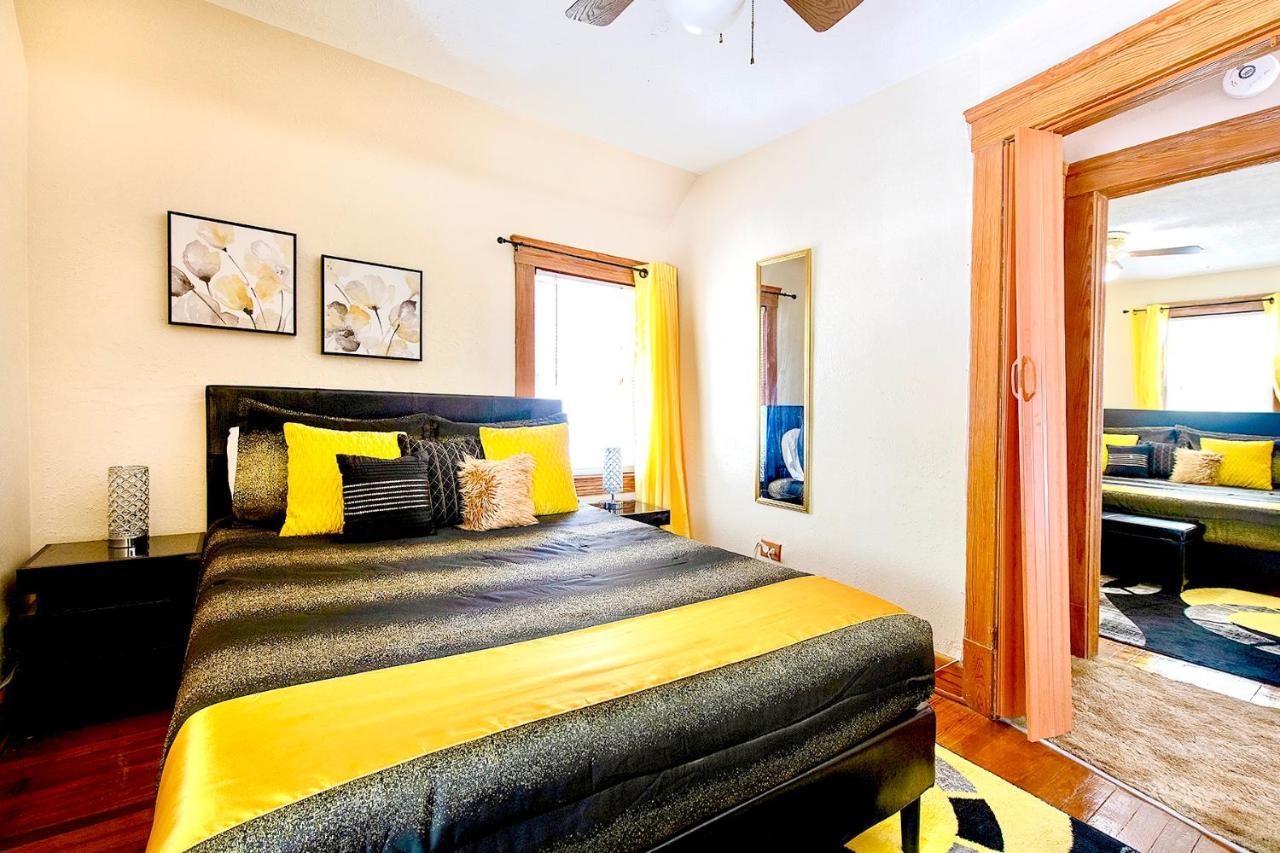 The Amber Retreat - Brooklyn Centre Comfort - Charming Space For Families, Couples & Business Travelers Near Downtown - With 300Mb Wifi, Parking & Self Check-In Cleveland Bagian luar foto