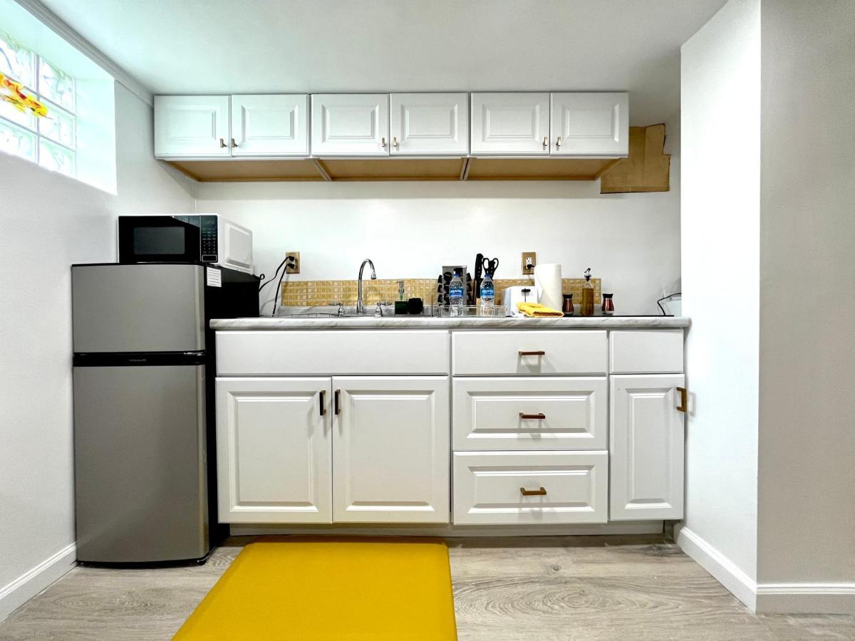 The Amber Retreat - Brooklyn Centre Comfort - Charming Space For Families, Couples & Business Travelers Near Downtown - With 300Mb Wifi, Parking & Self Check-In Cleveland Bagian luar foto